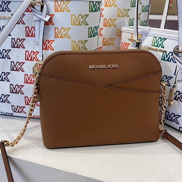 Michael Kors Handbags - MICHAEL KORS
Jet Set Travel Medium Dome Crossbody Bag
Luggage
NWT